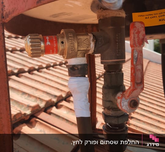 שסתום ומחברים על דוד שמש על גג